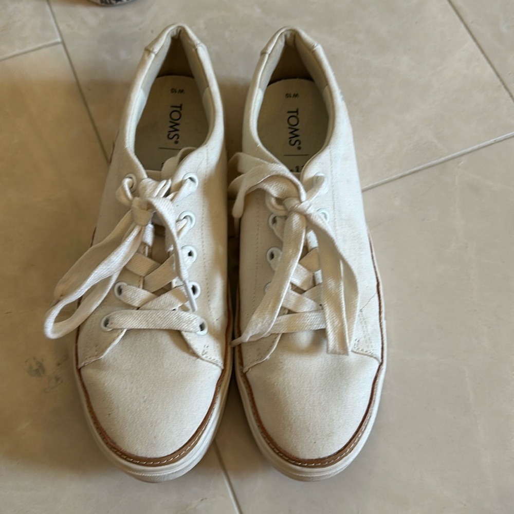 Toms canvas tennis shoes.